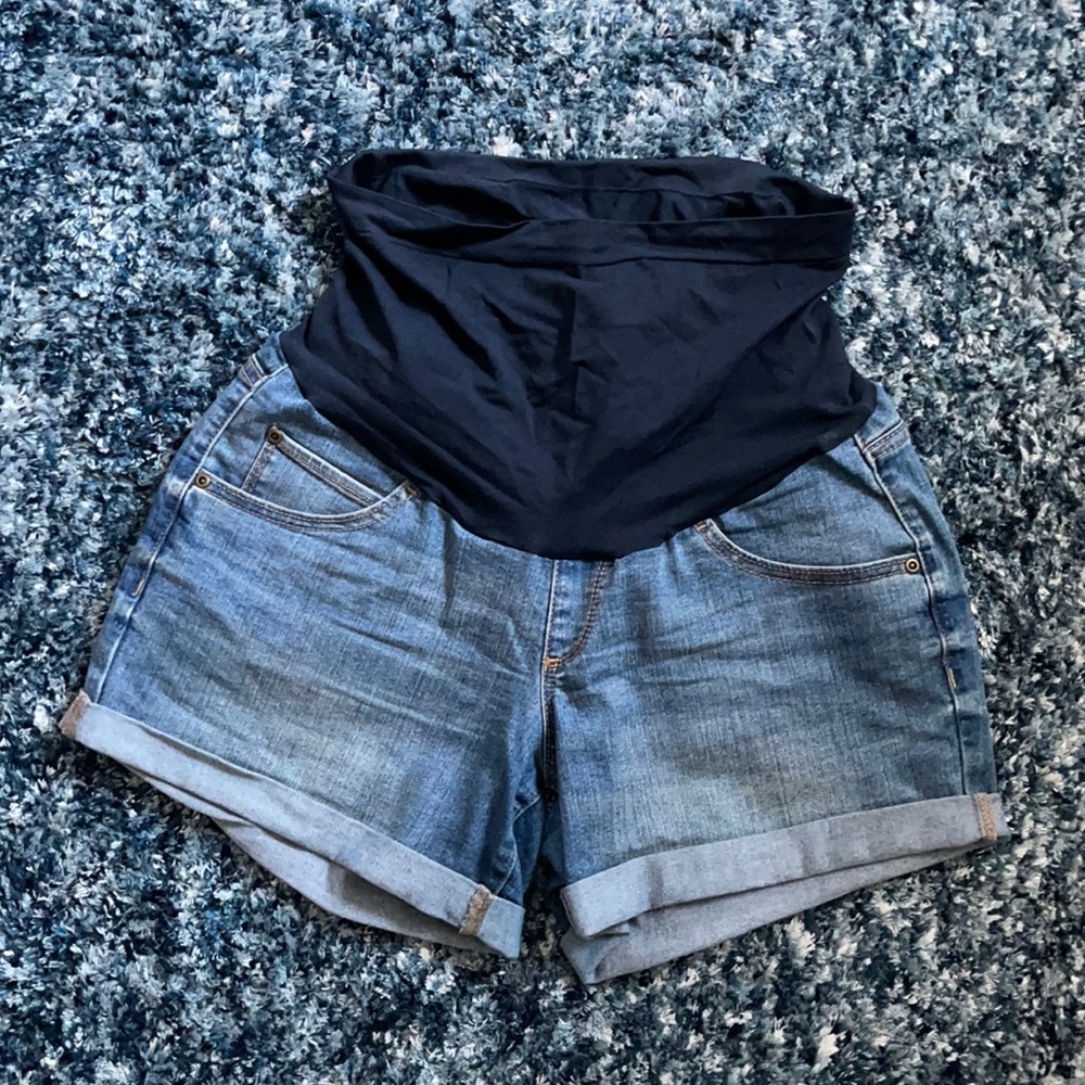 A Glow Maternity shorts